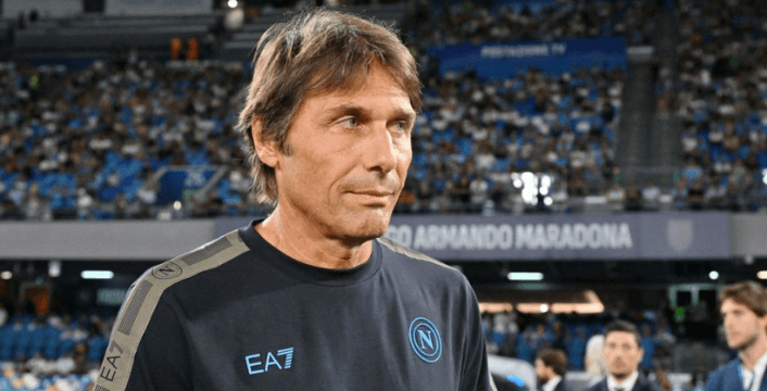 Antonio Conte in a Napoli training kit.